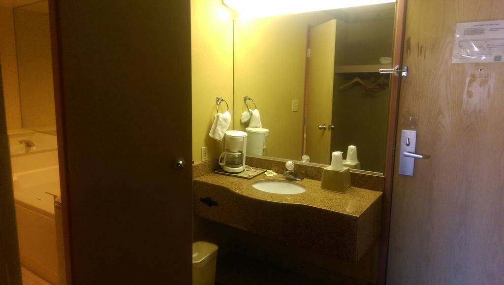 Days Inn & Suites By Wyndham Caseyville Dış mekan fotoğraf